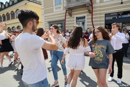 Kamnik danes v znamenju maturantske četvorke, v kateri je zaplesalo preko 200 maturantk in maturantov (69)